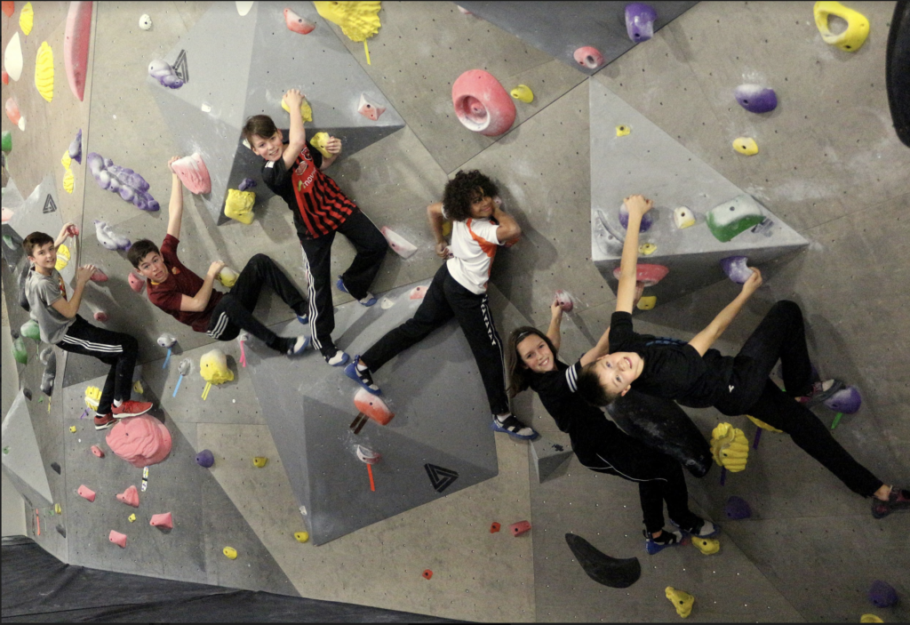 l'escalade est aussi amusante pour les jeunes que les adultes