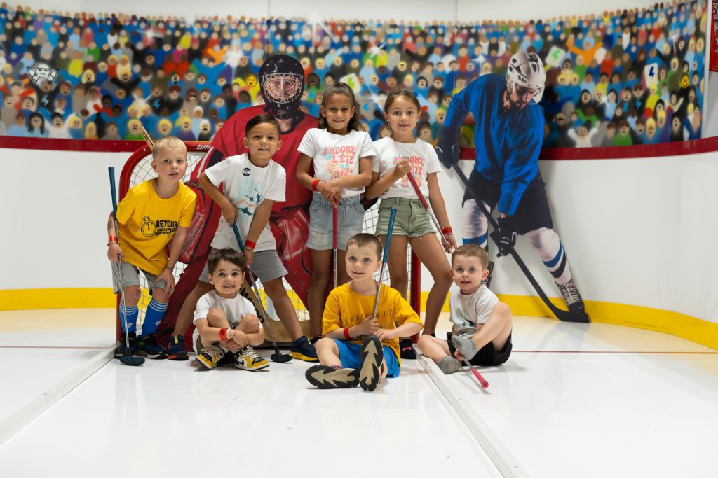 Groupe d'enfants jouant au mini-golf lors d'un anniversaire