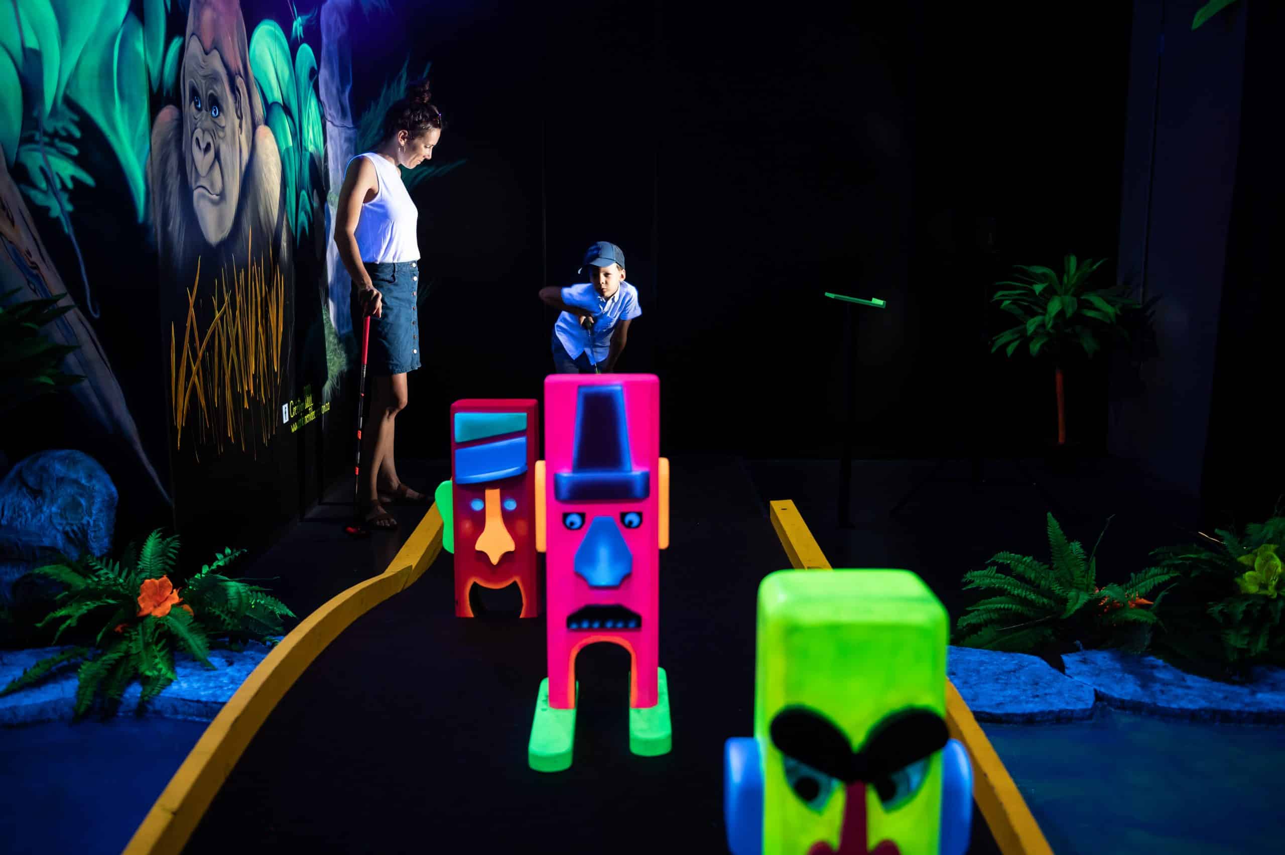 Enfants aux arcades entre deux activités Laser Force