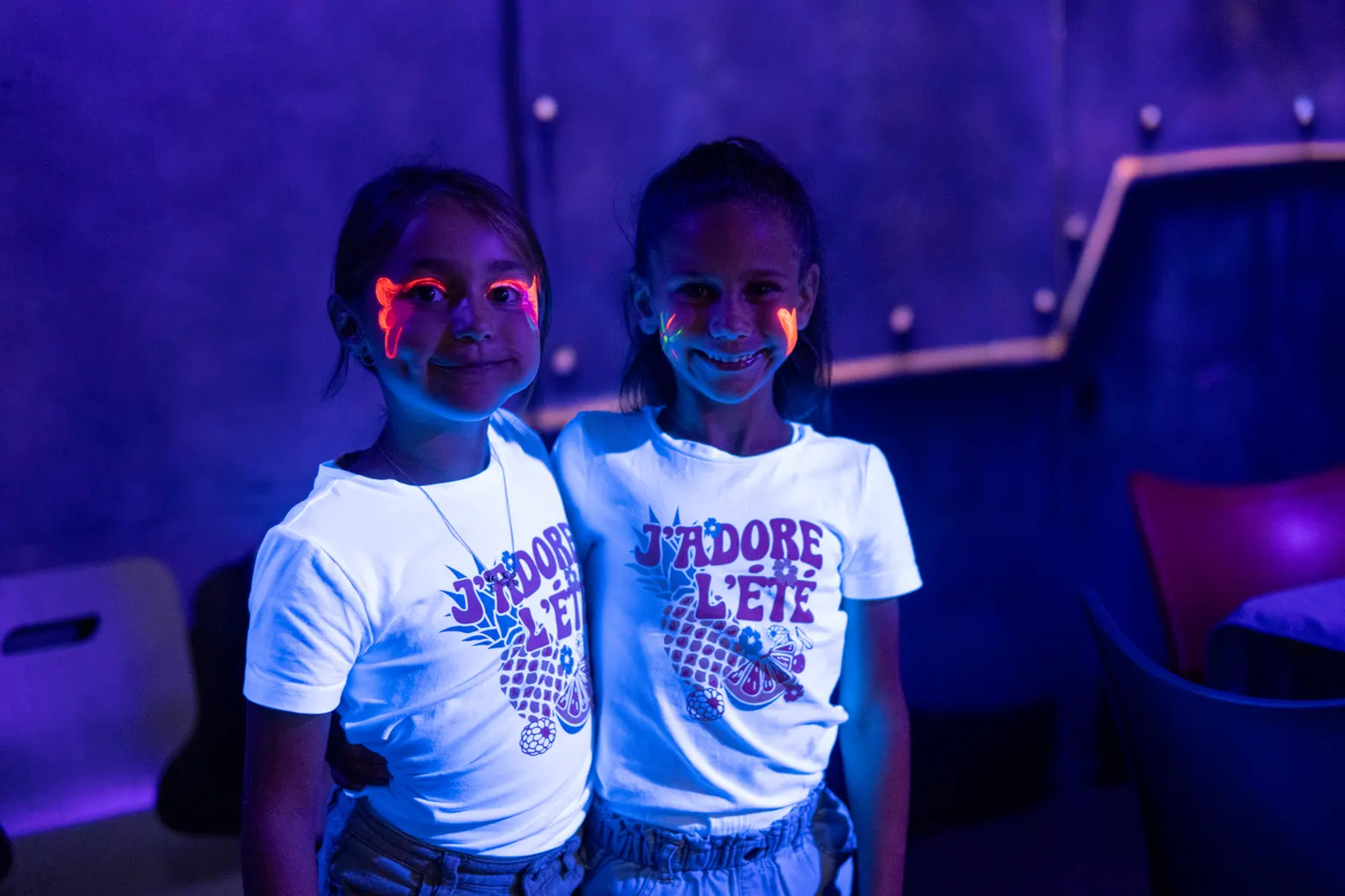 Enfants souriants avec maquillage fluo lors d'une sortie familiale d'été à Drummondville