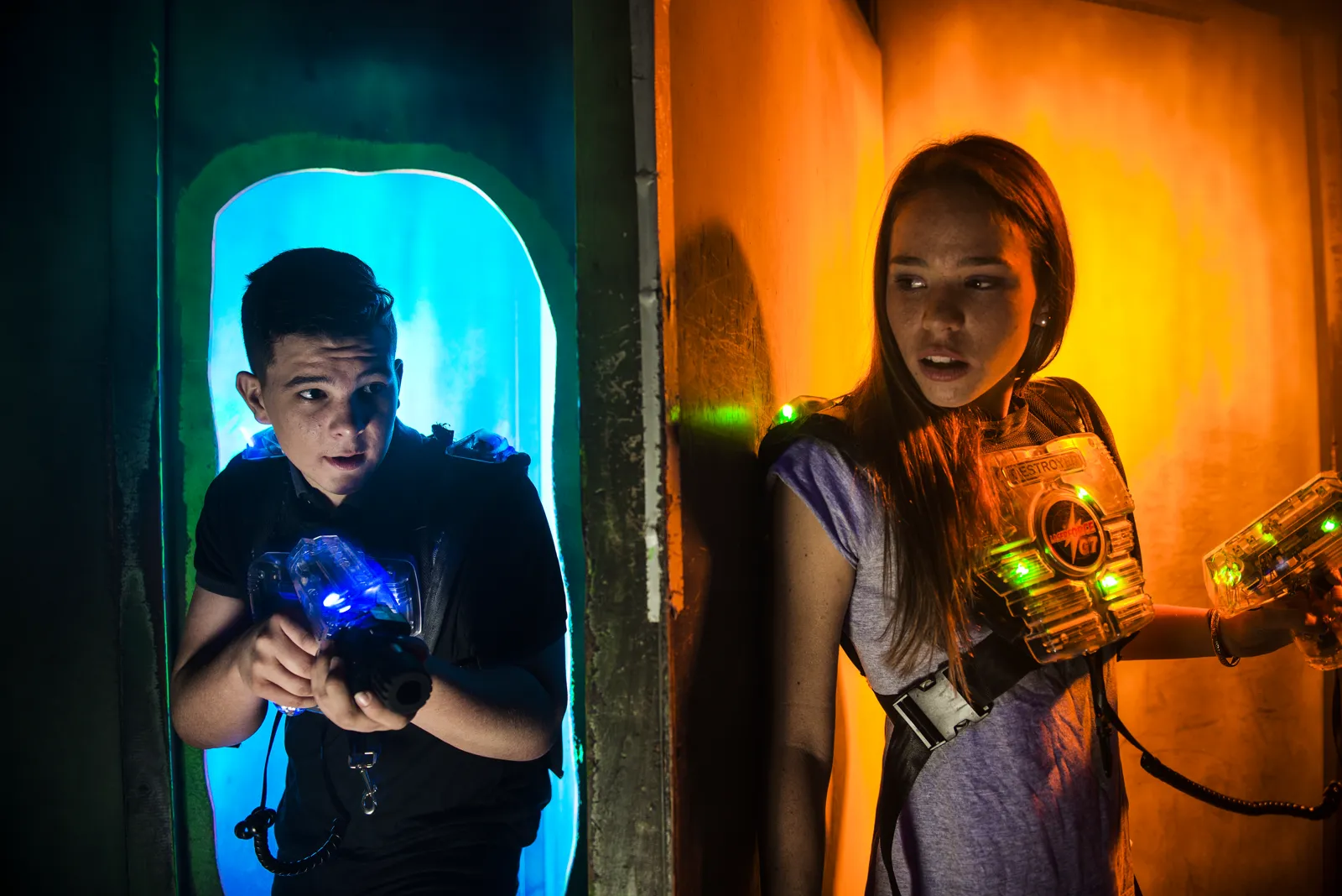 Deux joueurs de laser tag dans un décor immersif néon