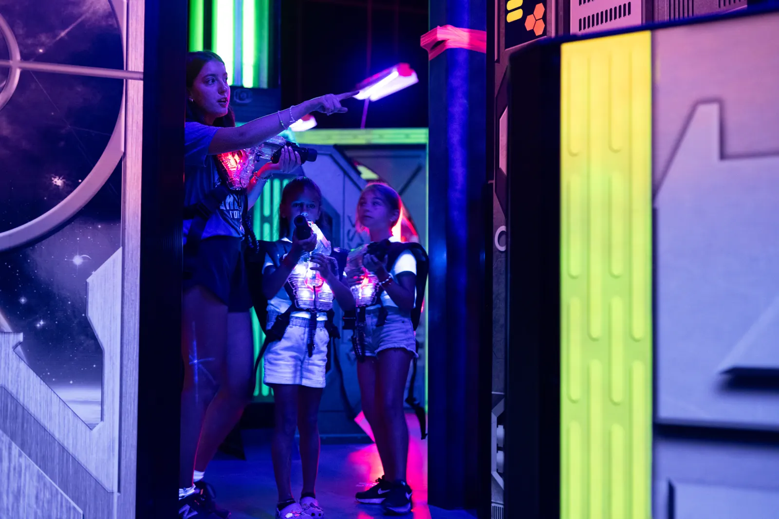 Jeunes qui jouent au laser tag intérieur pendant l'hiver à Drummondville
