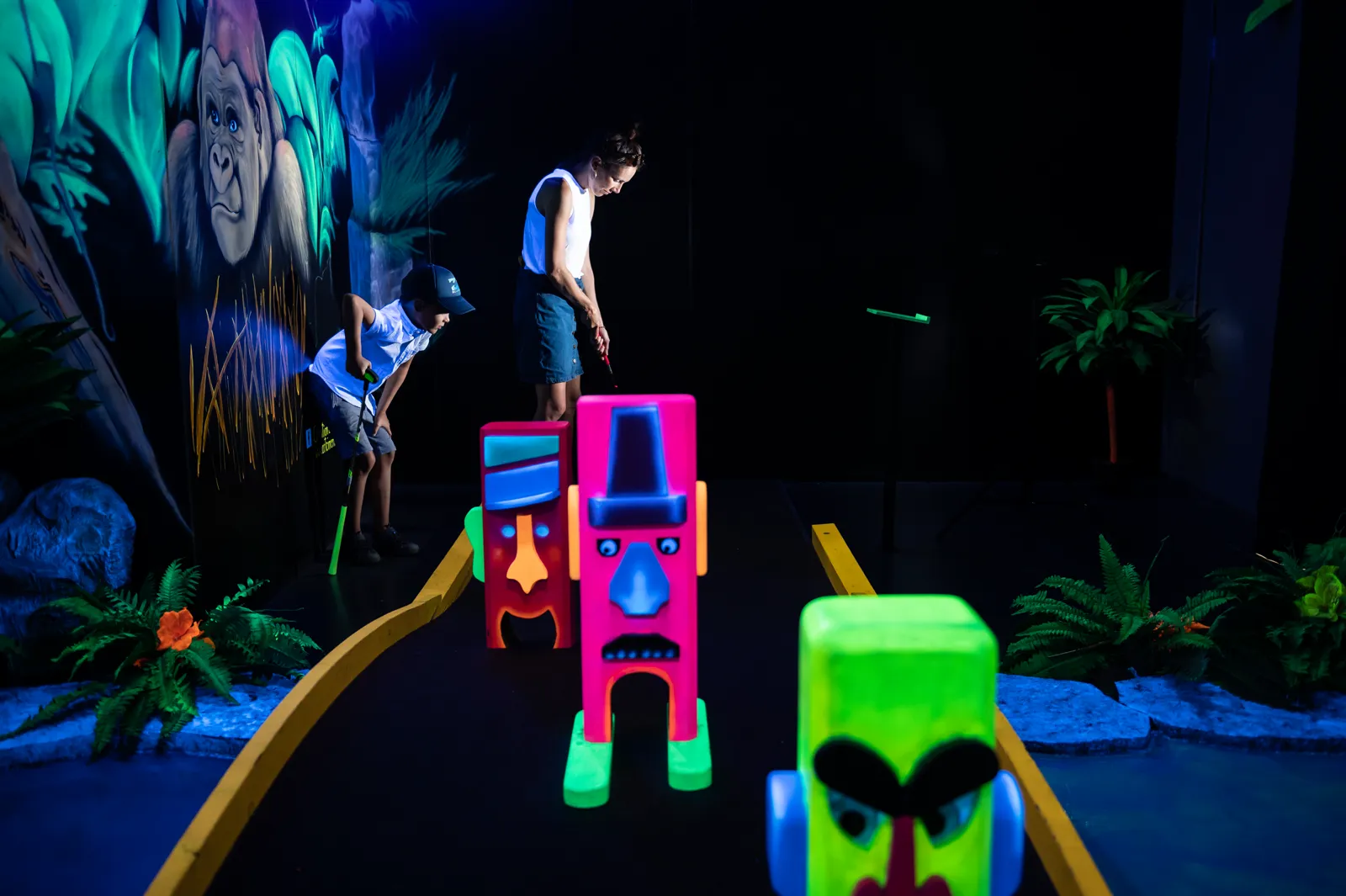Parcours de mini-golf fluorescent à Laser Force Drummondville