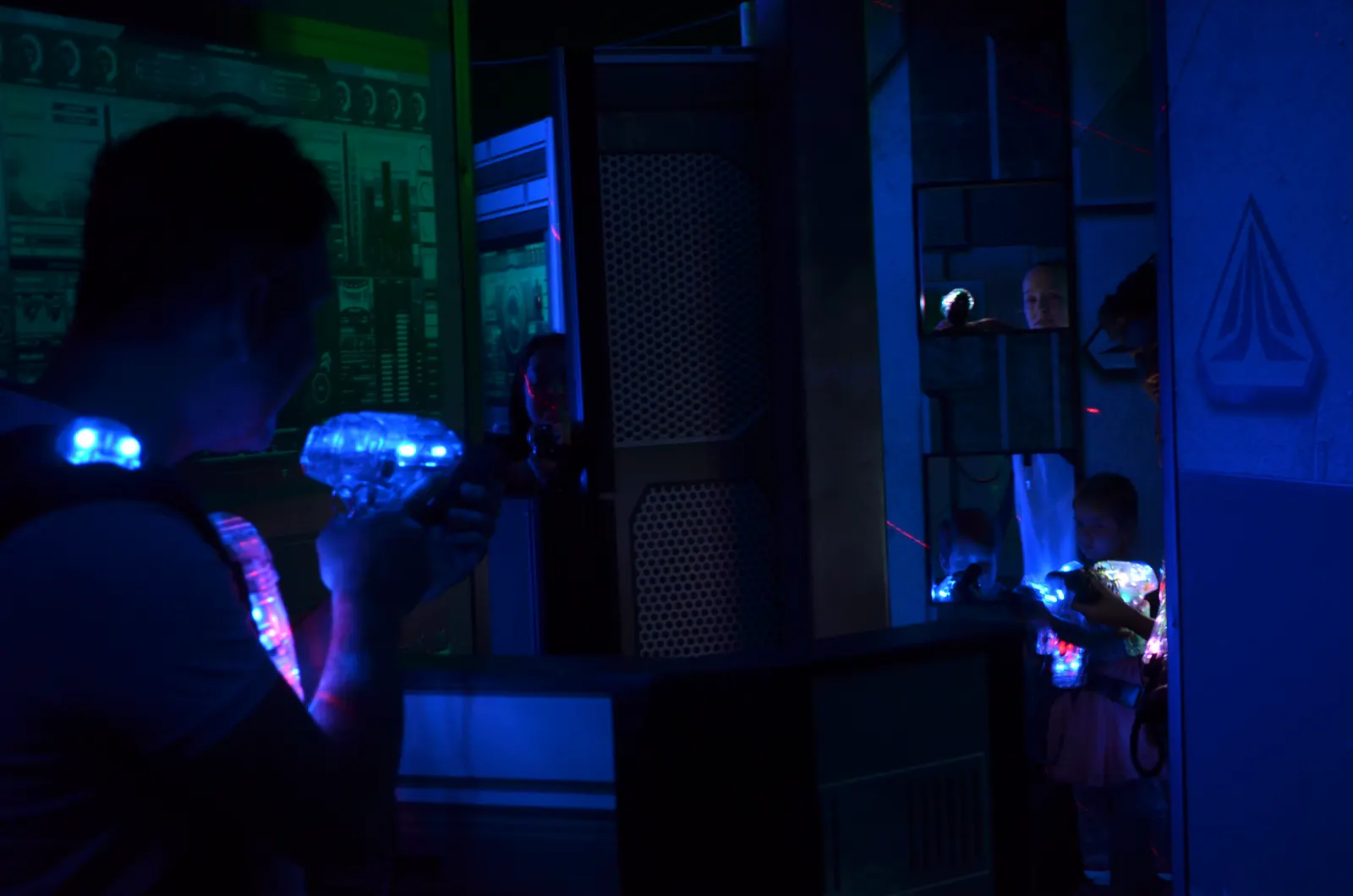 Adulte lors d'une sortie laser tag en soirée à Drummondville