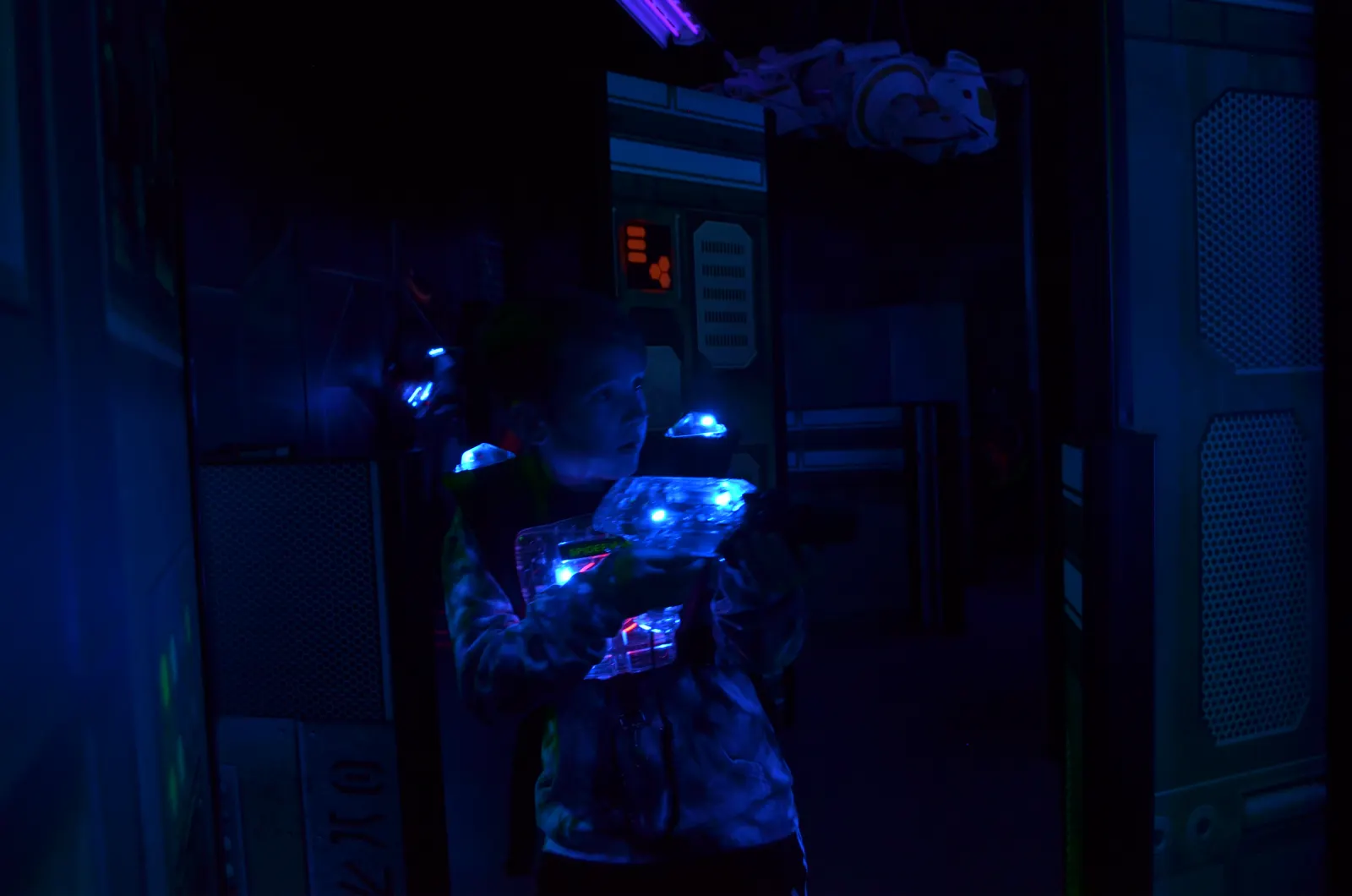 Enfant avec équipement lumineux de laser tag pendant les vacances de la construction à Drummondville