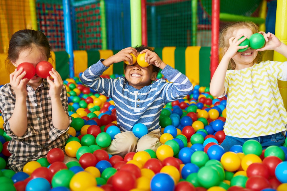 3 enfants qui jouent dans un labyrinthe de jeux
